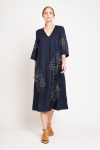 vestido linho bordado arabescos