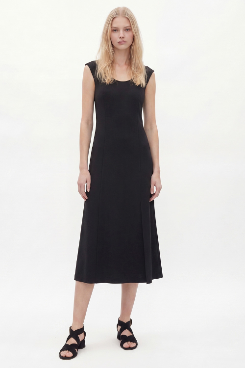 Vestido Reto Com Decote Redondo