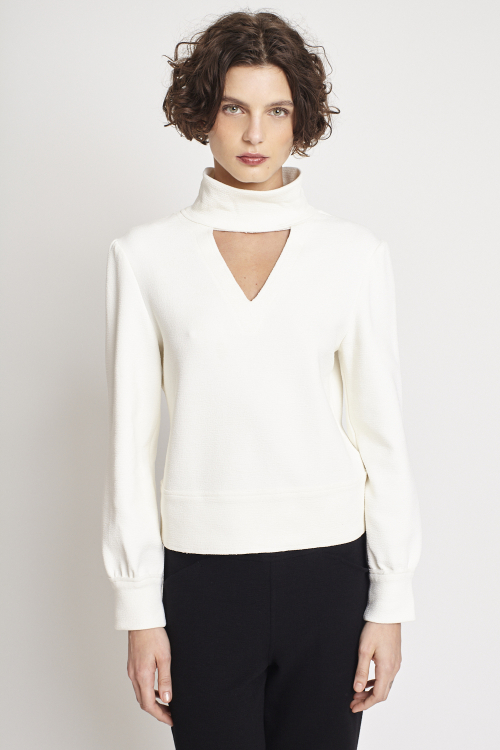 blusa bouclê decote v com gola alta