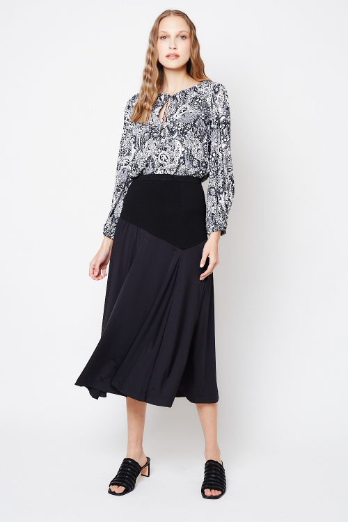 blusa jersey estampa caxemira detalhe canaleta no decote