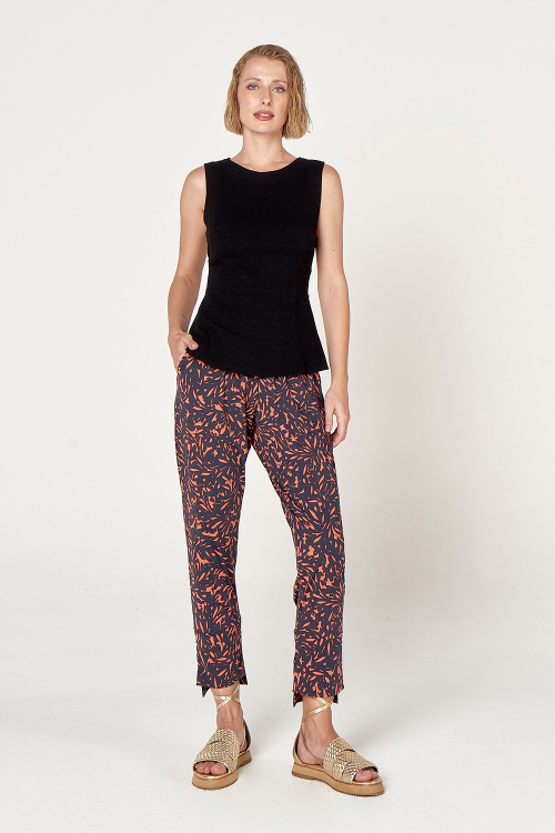 blusa bouclê cava em V