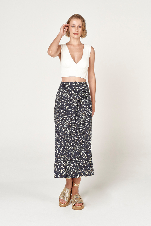 blusa bouclê cropped com pala