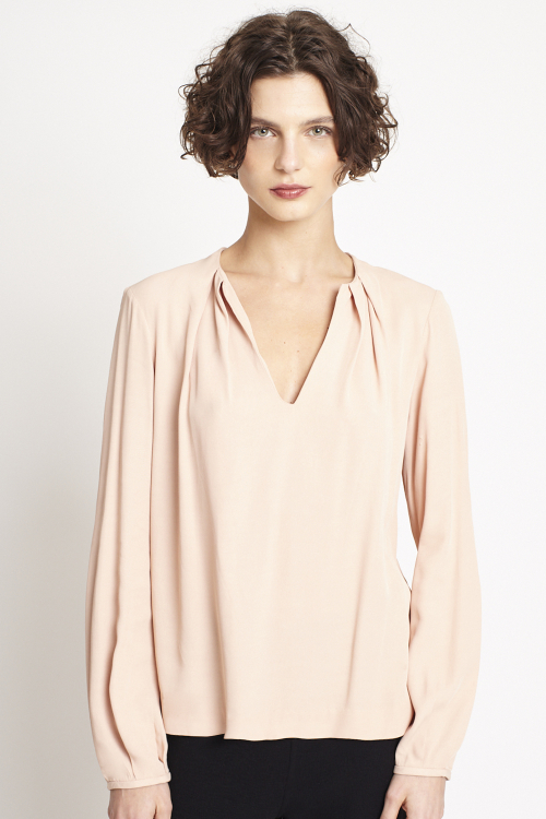 blusa crepe pregas no decote