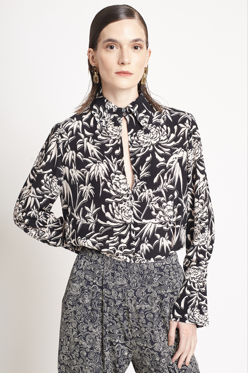 blusa seda estampa pétalas com gola