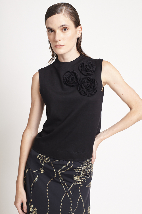 blusa malha dupla leve aplicação flores
