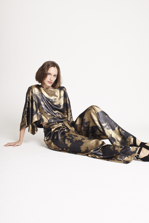 calça dourado laço