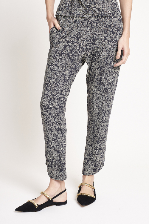 calça jersey estampa nuvens