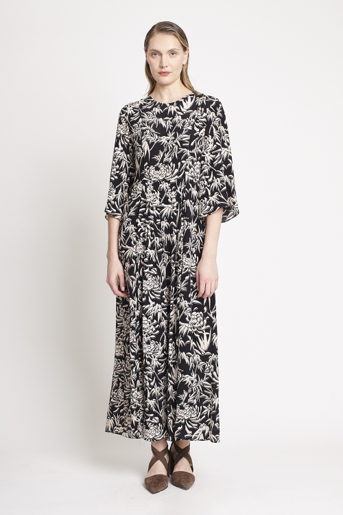 vestido de seda estampa pétalas pregas
