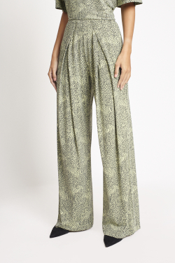 calça jersey estampa gramado pregas cruzadas